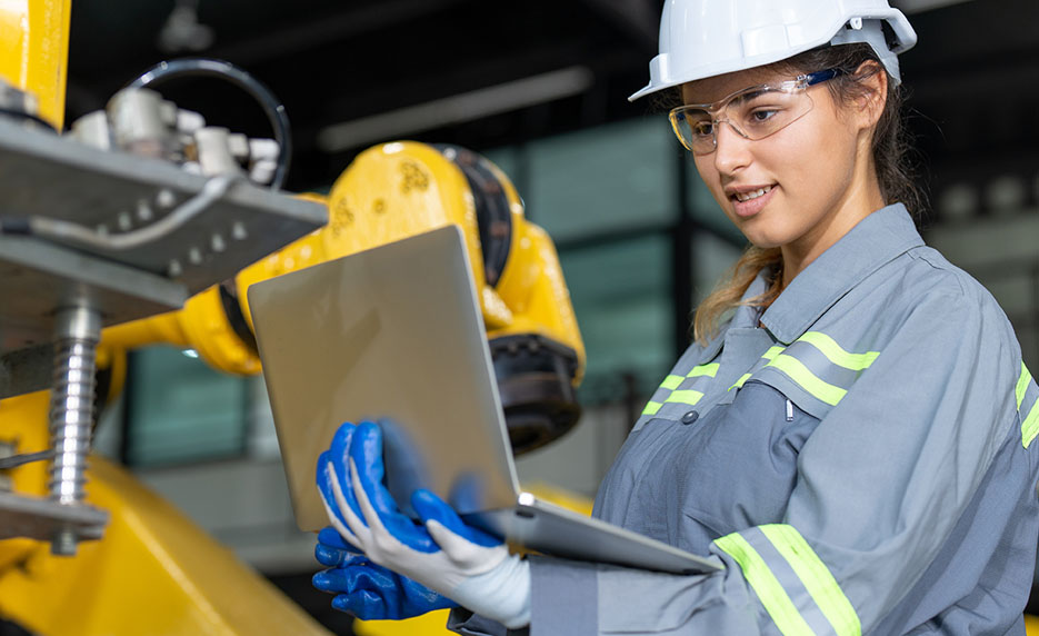 GES7043 Engineering Technician with VR Training VR Headset 935x572 1